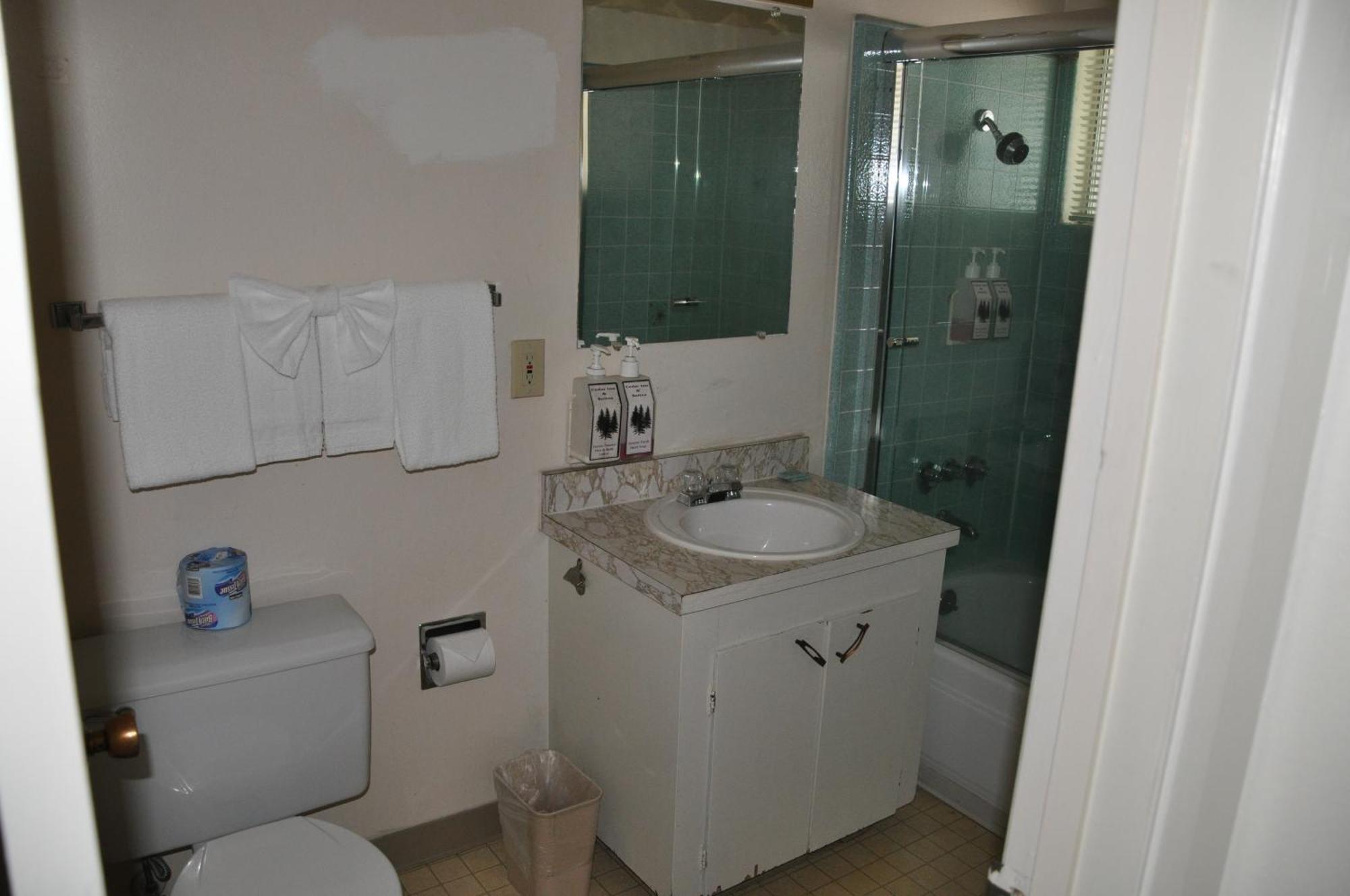Cedar Inn&suites