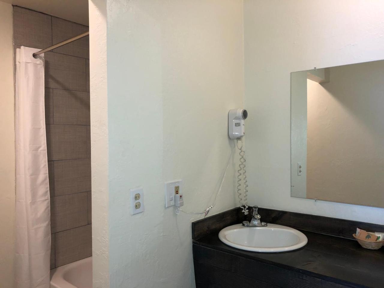 Cedar Inn&suites