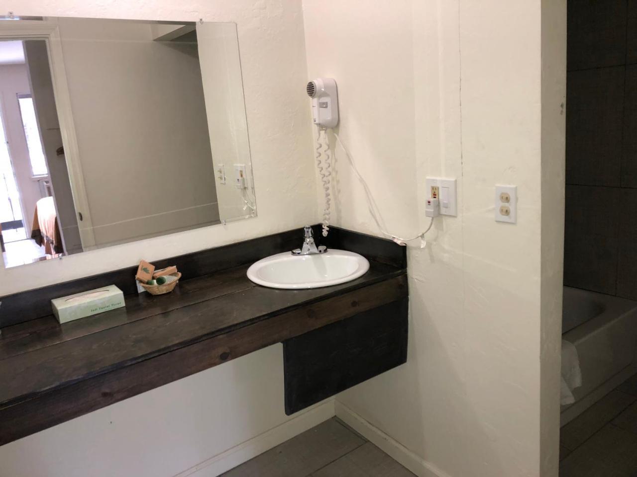 Cedar Inn&suites 3*