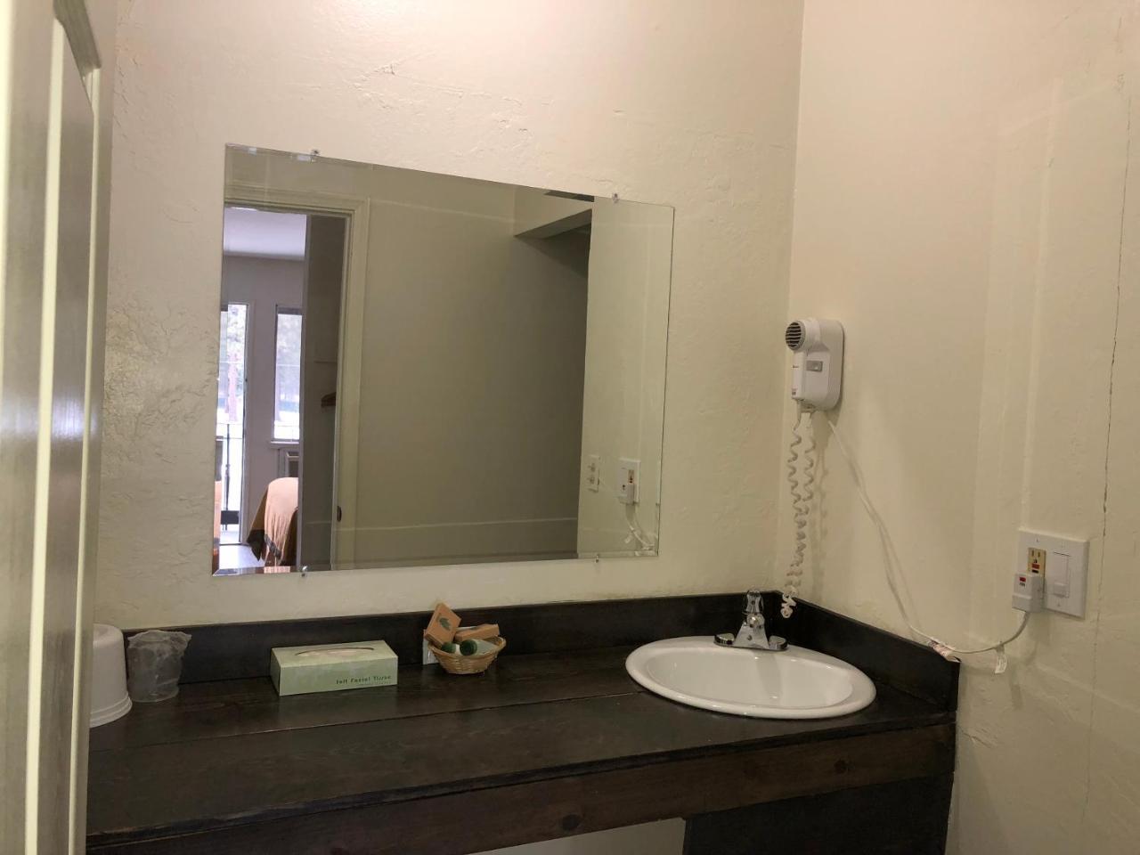 Hotel Cedar Inn&suites